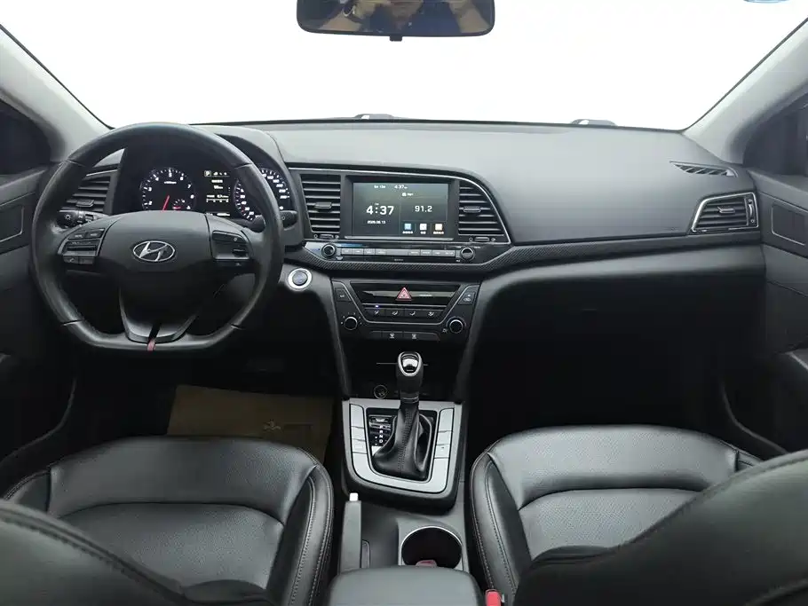 Hyundai Elantra 2018 — фото 12