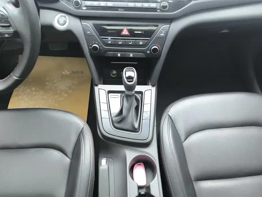 Hyundai Elantra 2018 — фото 16