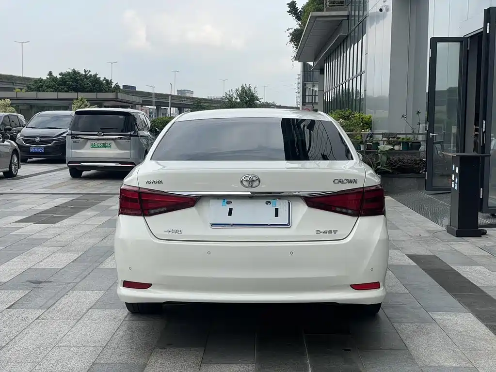 Toyota Crown 2016 — фото 12