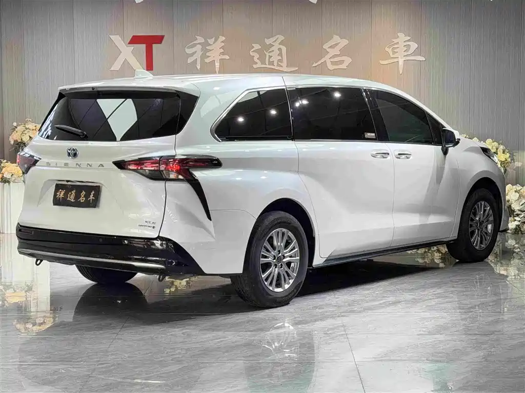 Toyota Sienna 2022 — фото 19