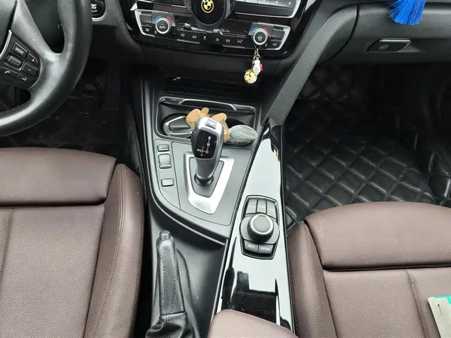 BMW 3 Series 2018 — фото 16