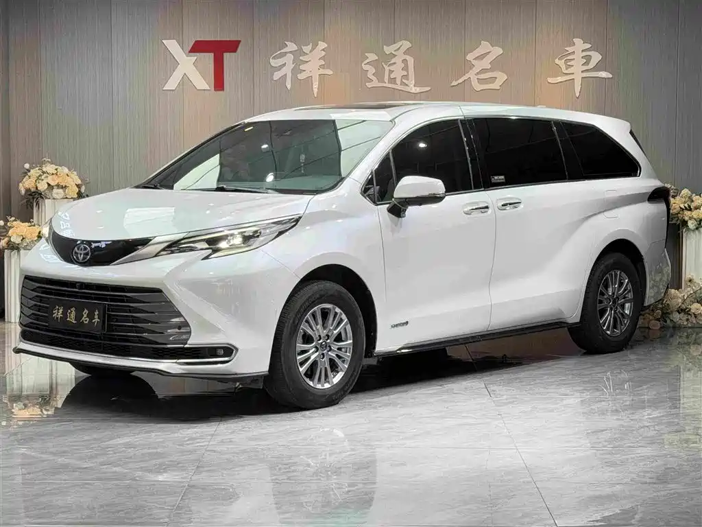 Toyota Sienna 2022 — фото 1