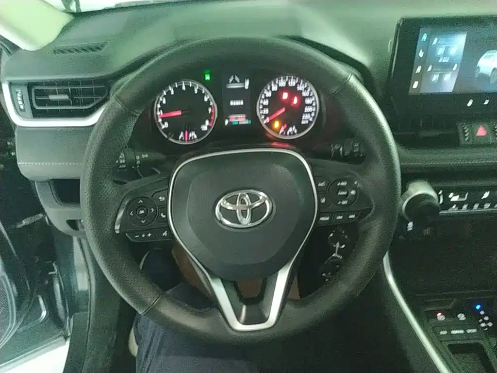 Toyota RAV4 2024 — фото 11