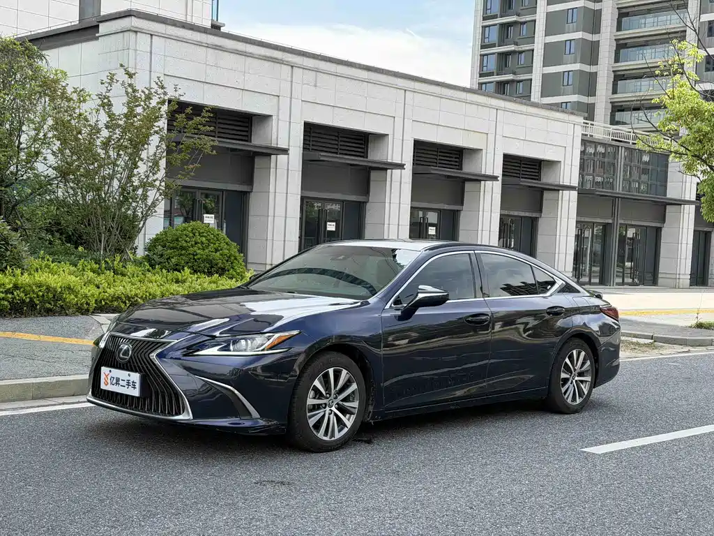Lexus ES 2020 — фото 1