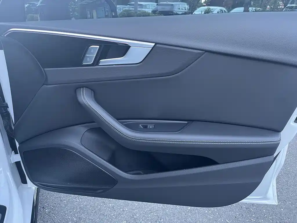 Audi A4L 2024 — фото 12