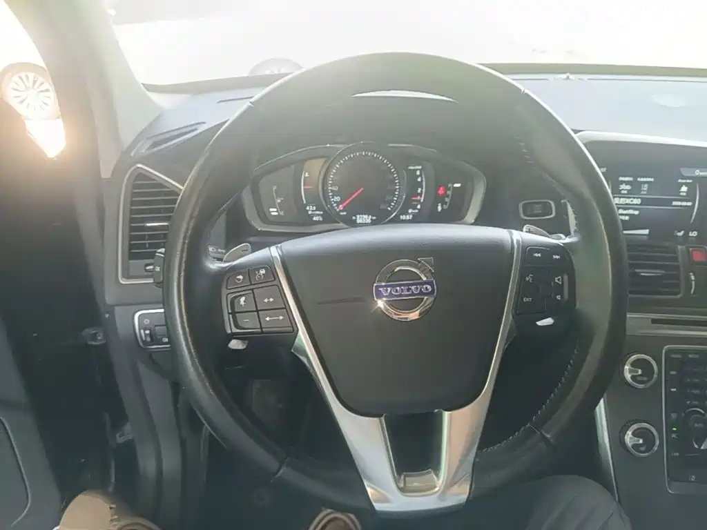 Volvo XC60 2015 — фото 11