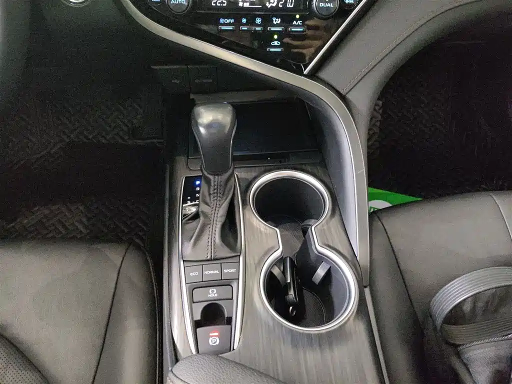 Toyota Camry 2022 — фото 14