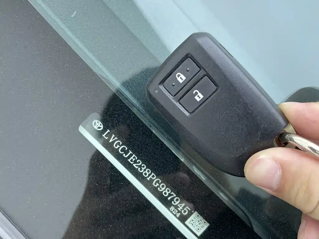 Toyota Yaris L 2023 — фото 30