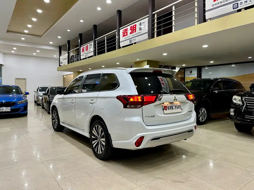 Mitsubishi Outlander 2021 — фото 7