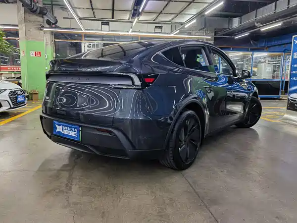 Tesla Model Y 2025