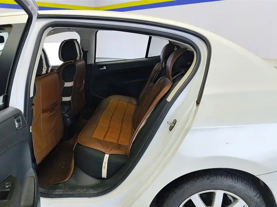 Peugeot 308 2015 — фото 11