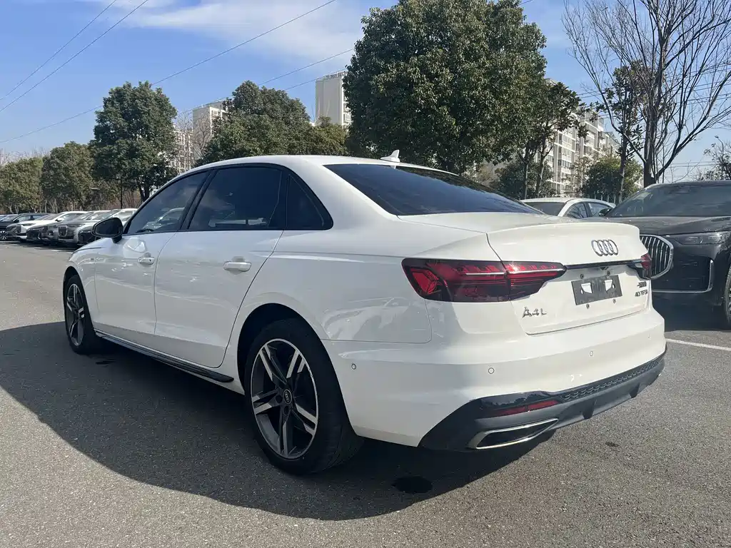 Audi A4L 2022 — фото 14