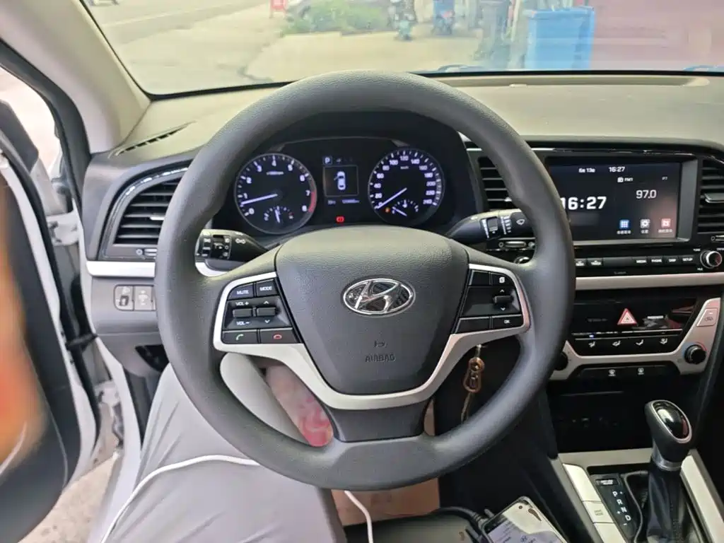 Hyundai Elantra 2017 — фото 11