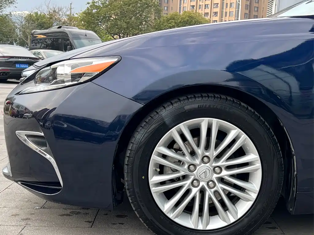 Lexus ES 2018 — фото 10