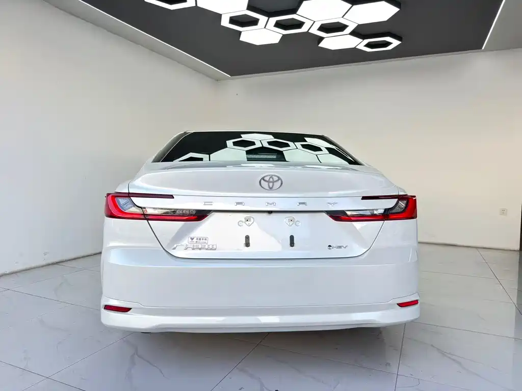 Toyota Camry 2025 — фото 4
