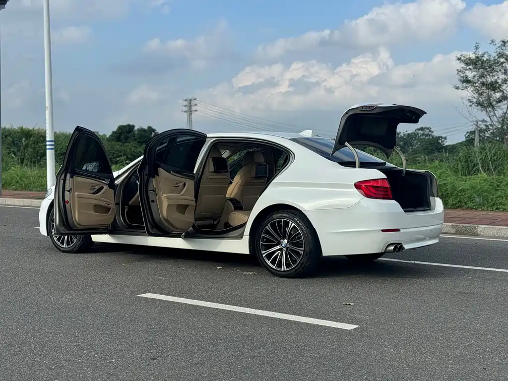 BMW 5 Series 2011 — фото 27