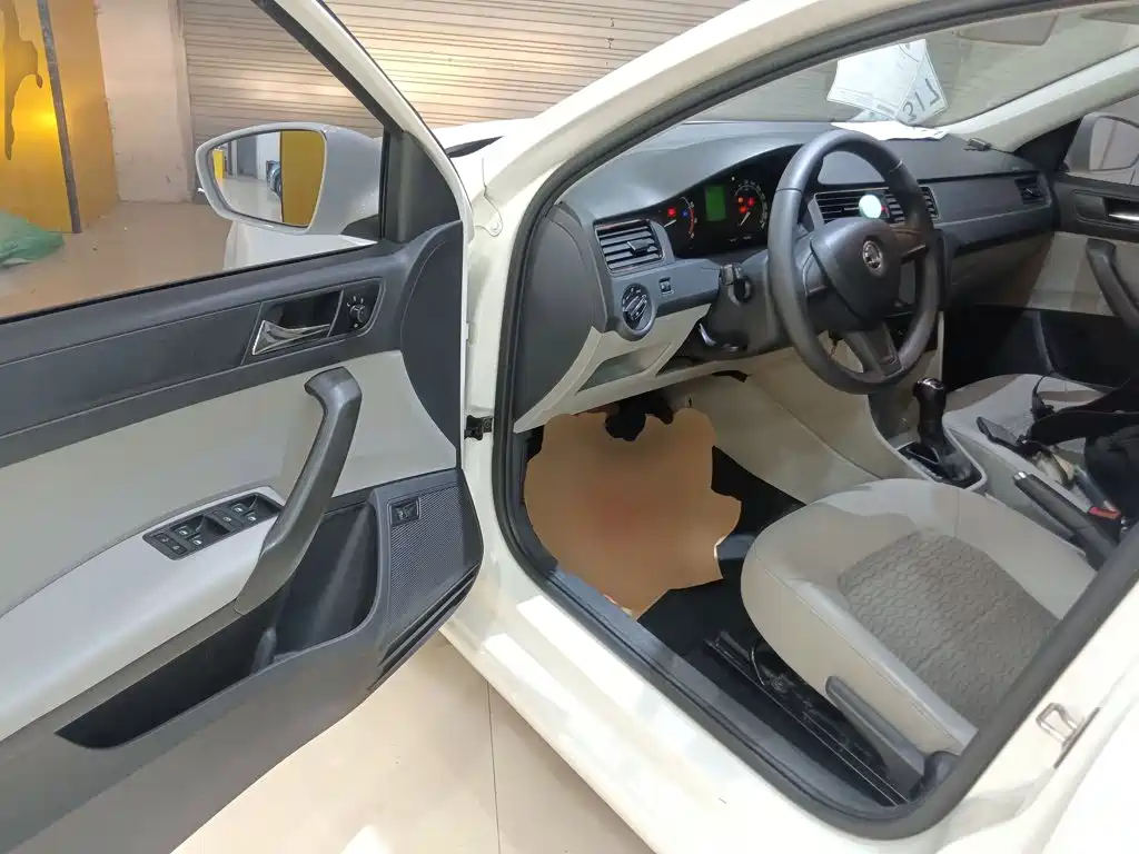 Skoda Rapid 2016 — фото 12