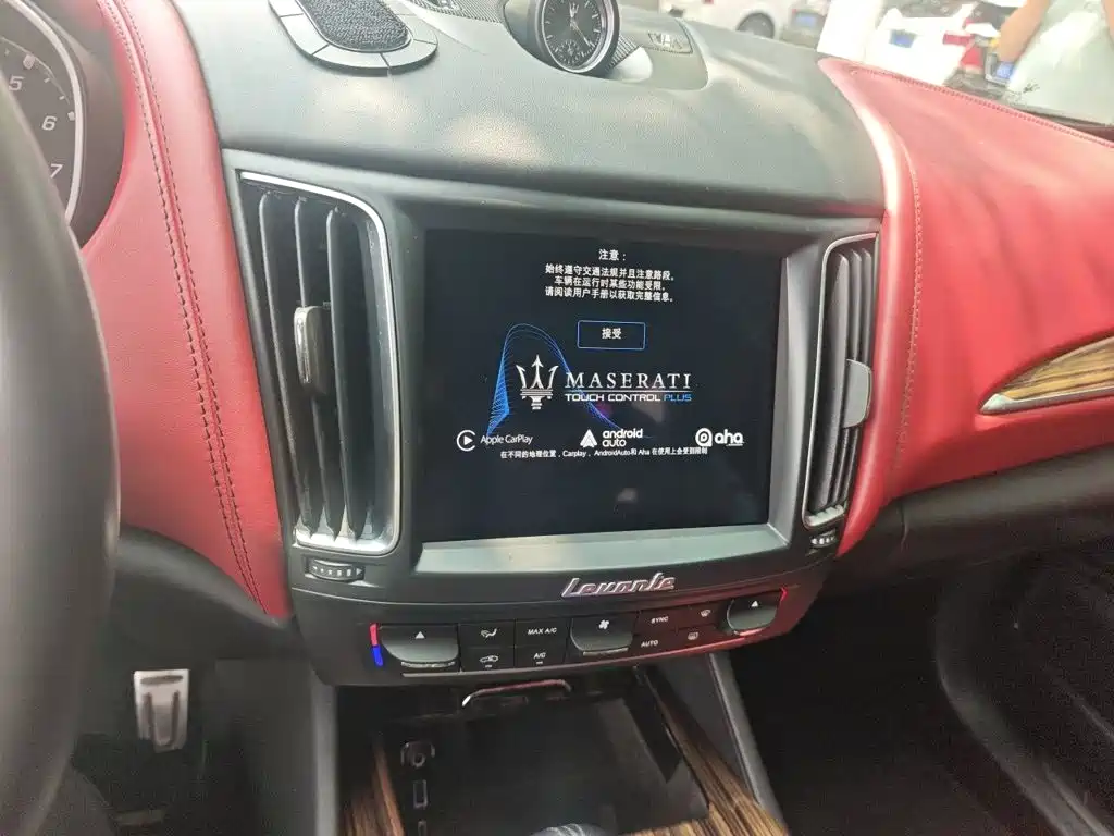 Maserati Levante 2017 — фото 14
