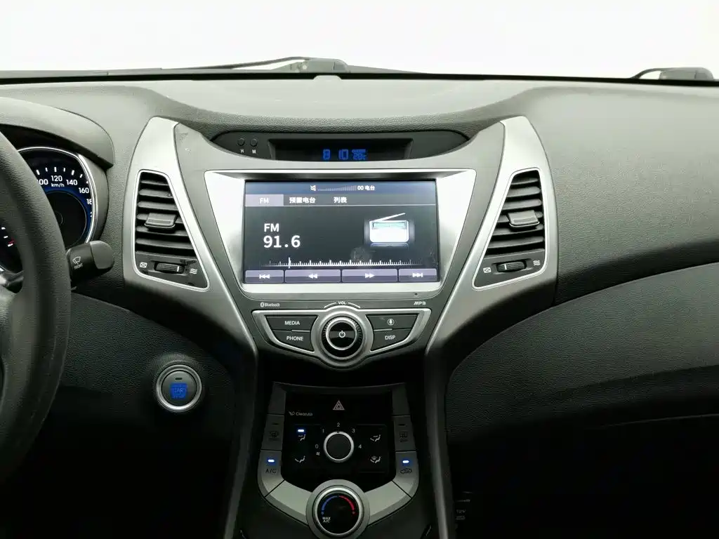 Hyundai Elantra 2017 — фото 12