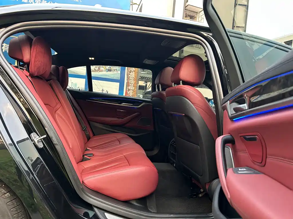 BMW 5 Series 2019 — фото 13