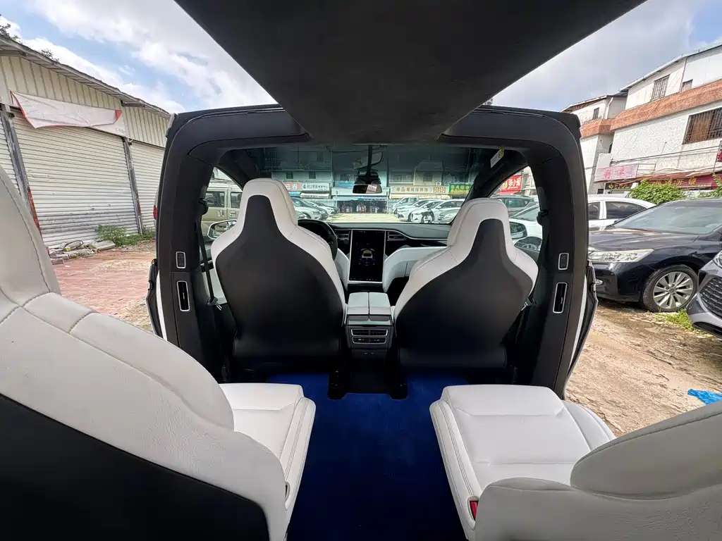 Tesla Model X 2018 — фото 16