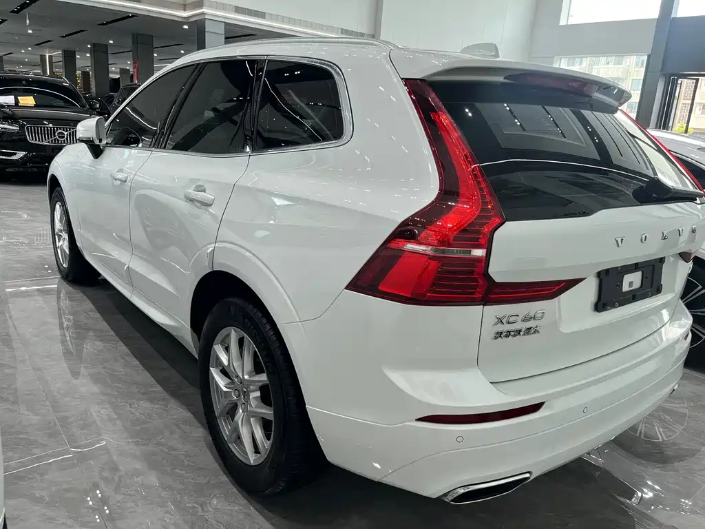 Volvo XC60 2018 — фото 10