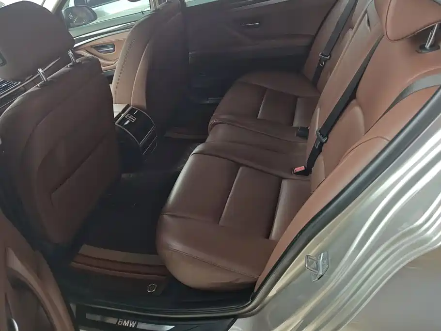 BMW 5 Series 2017 — фото 11