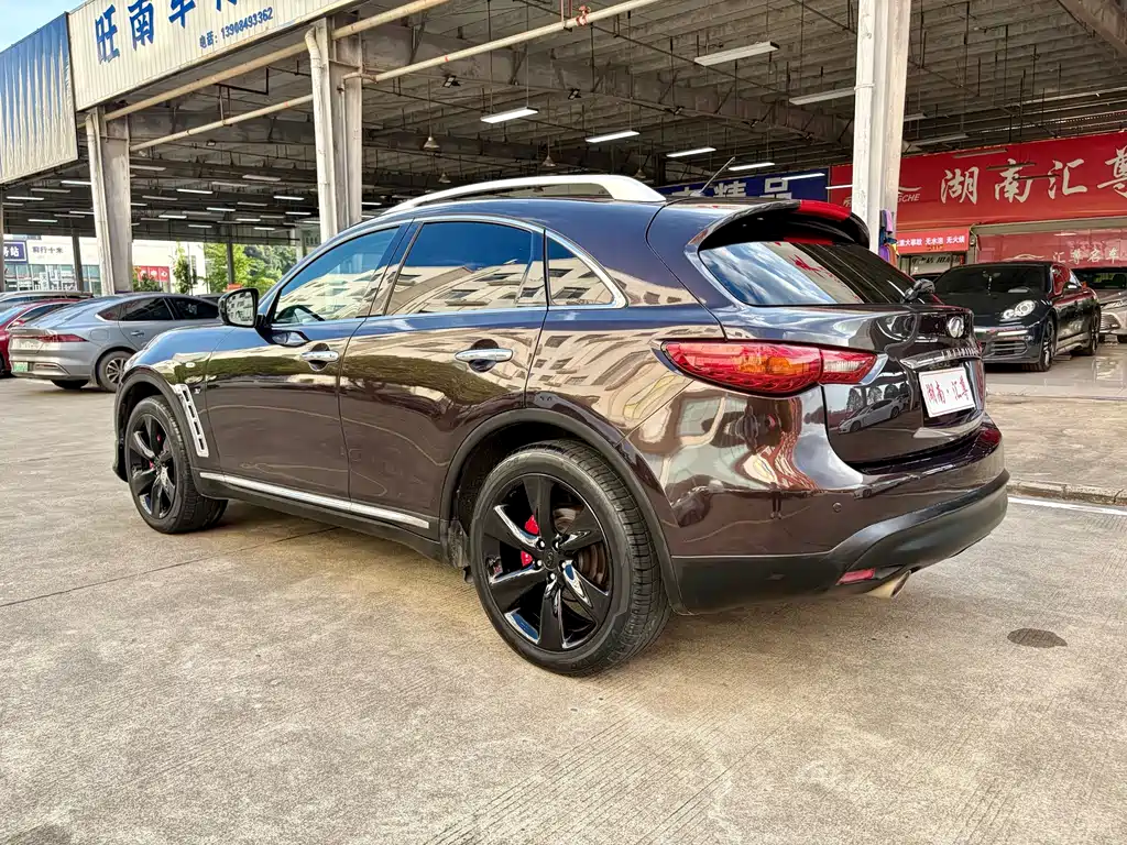 Infiniti QX70 2015 — фото 18