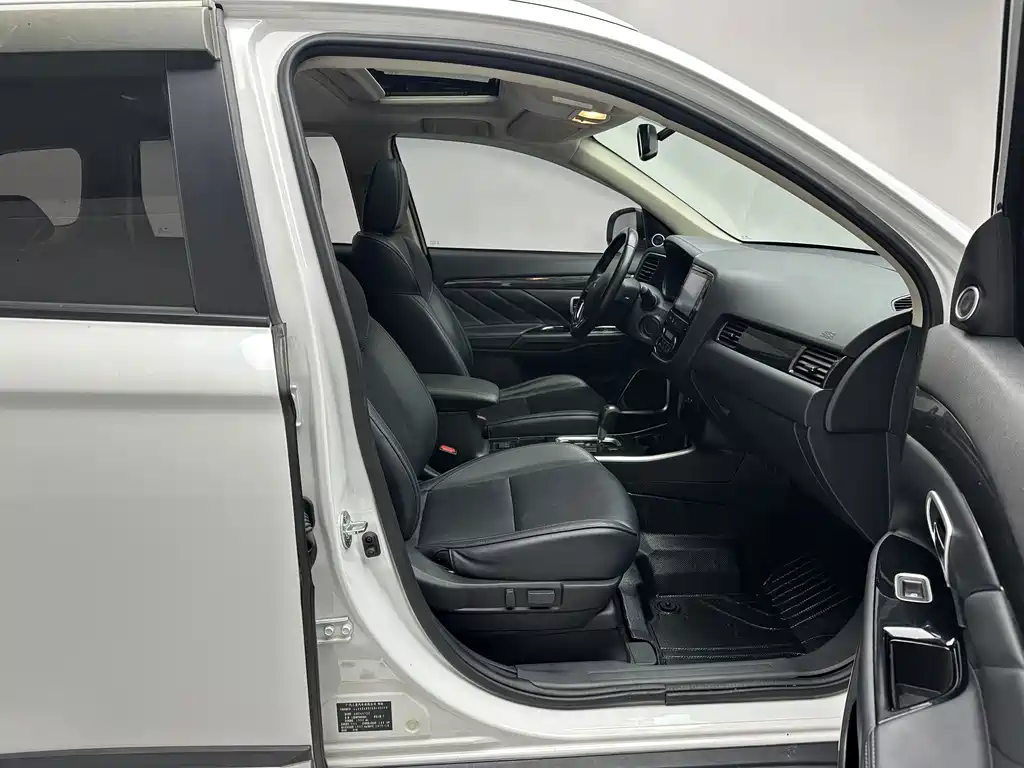 Mitsubishi Outlander 2020 — фото 15