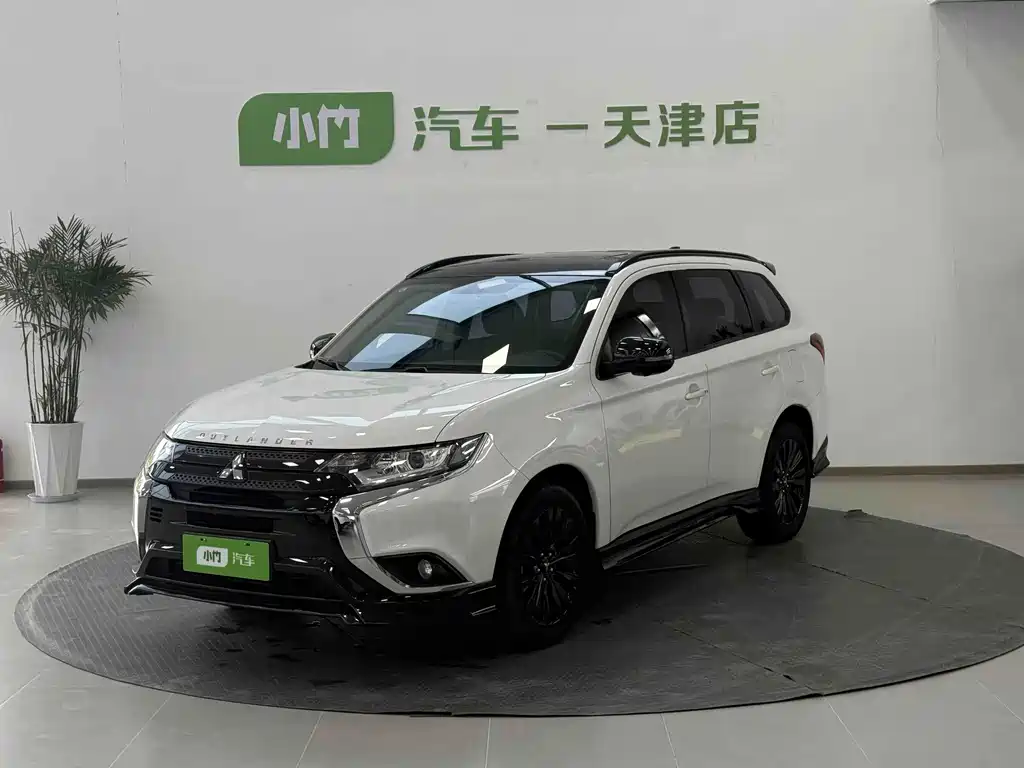 Mitsubishi Outlander 2022 — фото 1