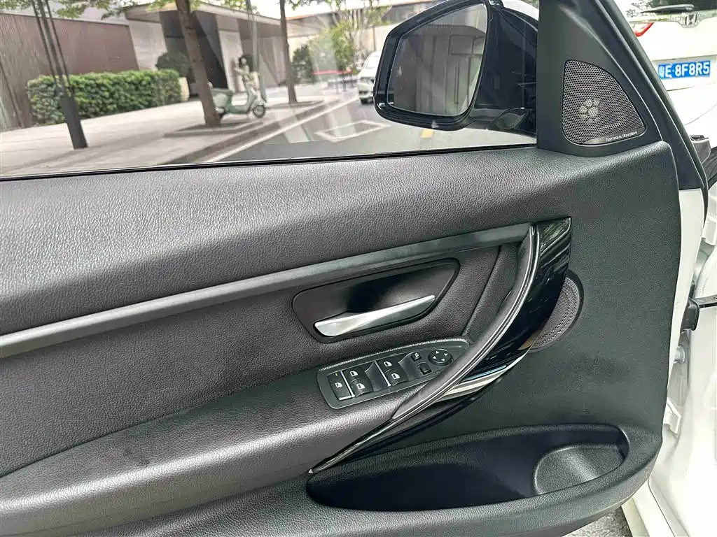 BMW 3 Series 2017 — фото 14