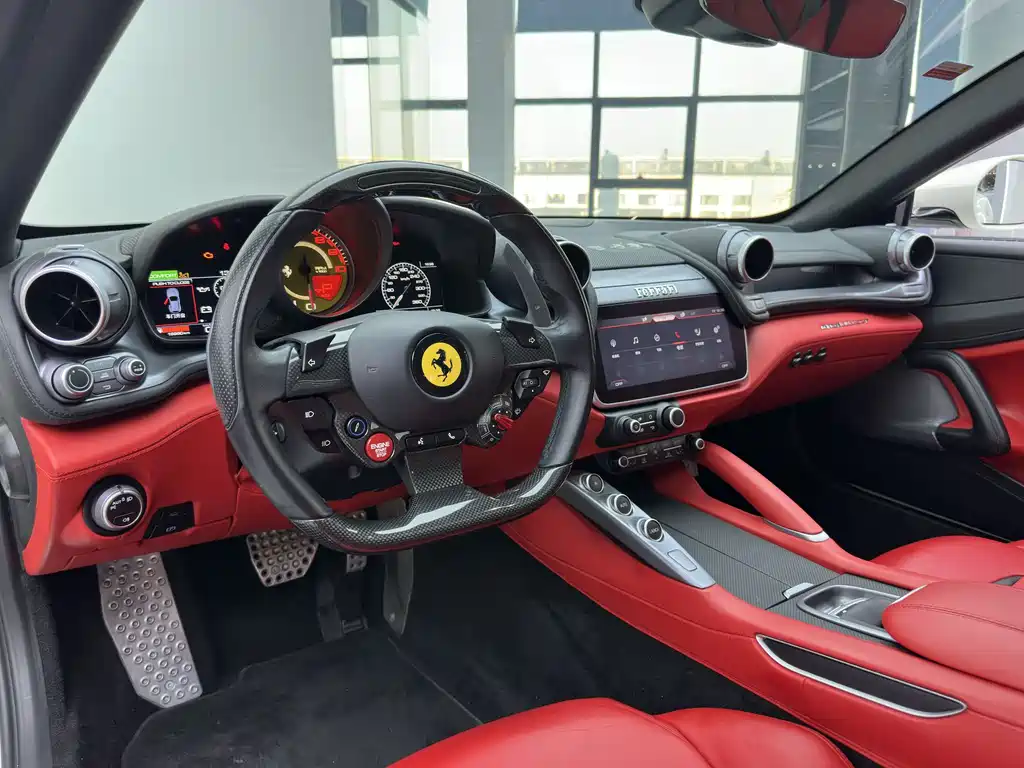 Ferrari GTC4Lusso 2019 — фото 14