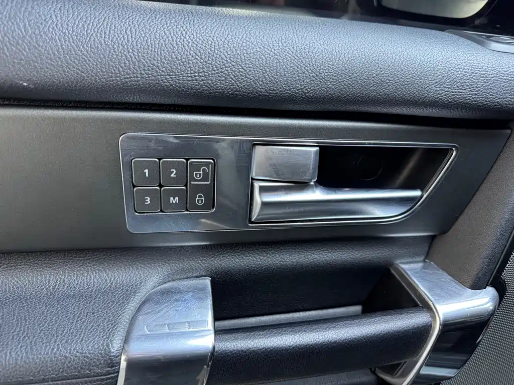 Land Rover Discovery 2015 — фото 14