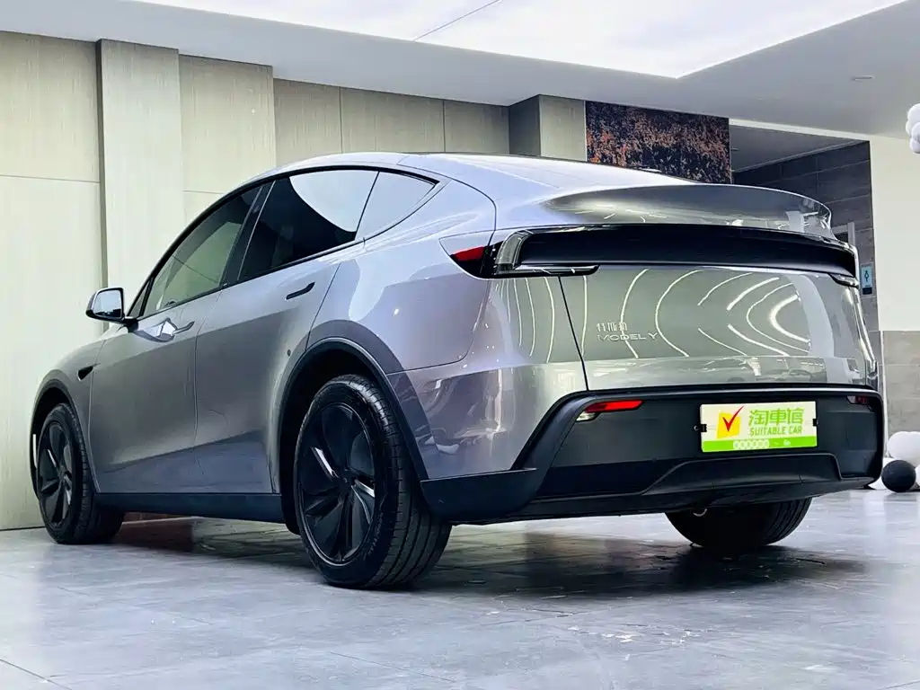 Tesla Model Y 2025 — фото 6