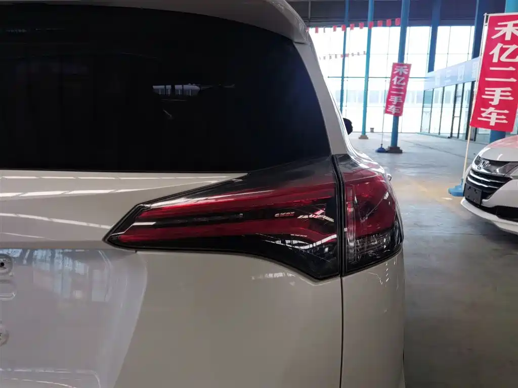 Toyota RAV4 2018 — фото 8