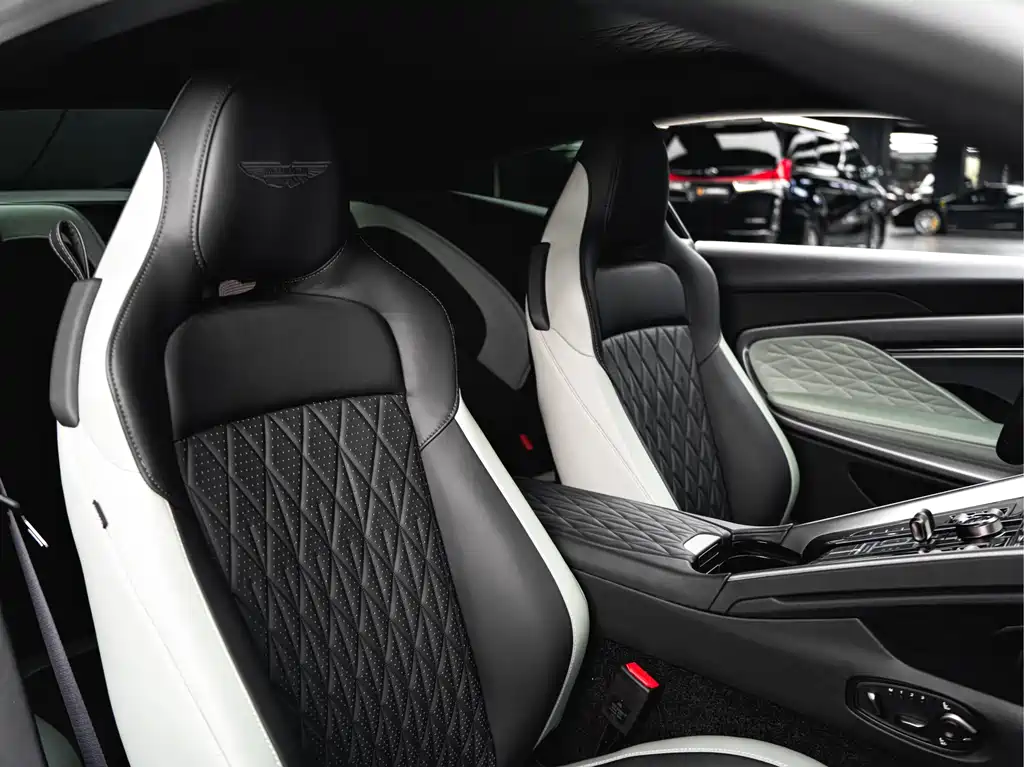 Aston Martin DB12 — фото 18
