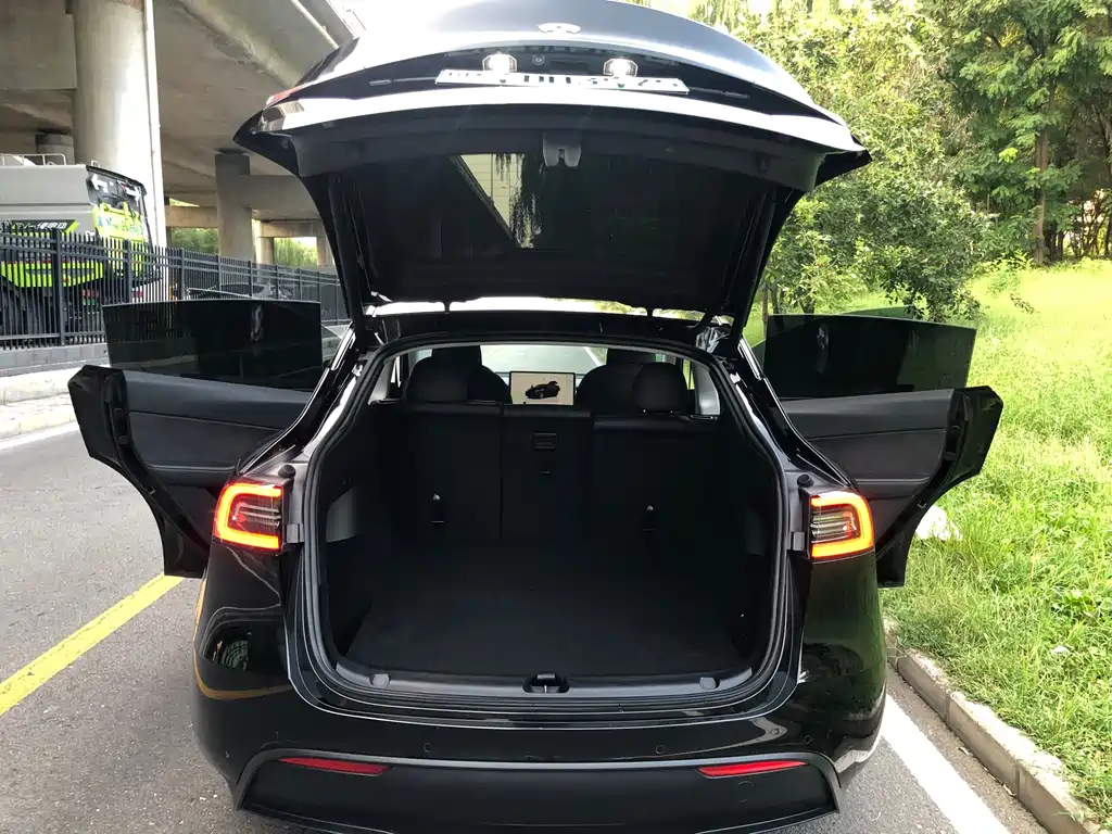 Tesla Model Y 2023 — фото 9
