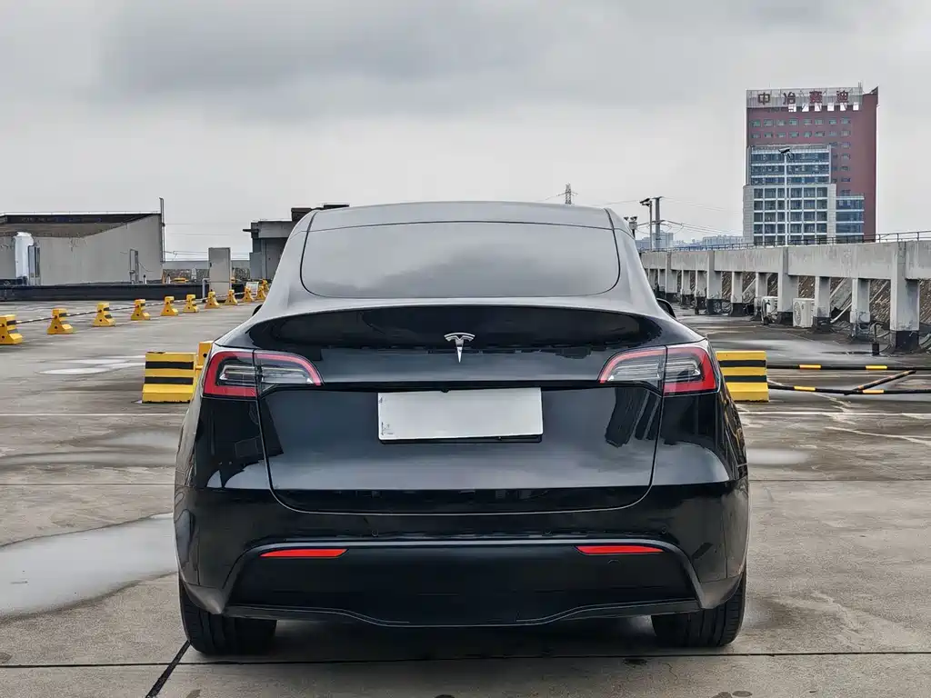 Tesla Model Y 2022 — фото 13
