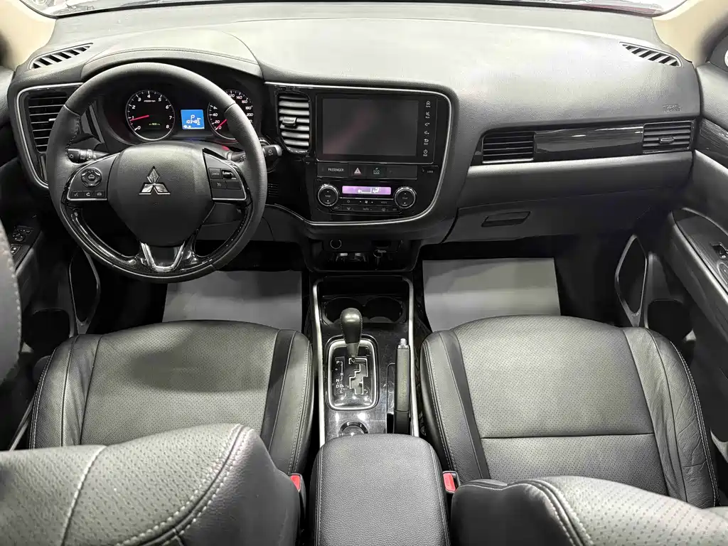 Mitsubishi Outlander 2017 — фото 12