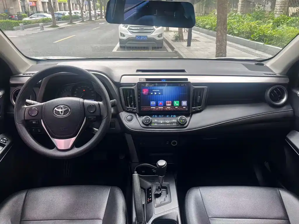 Toyota RAV4 2018 — фото 10