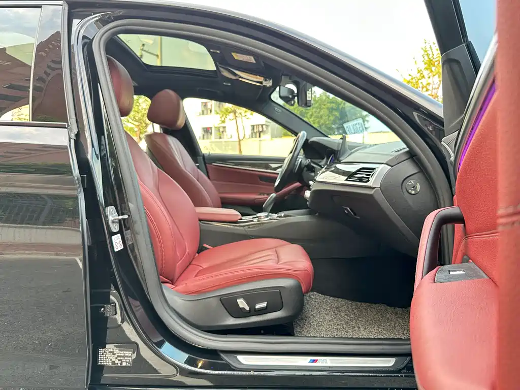 BMW 5 Series 2018 — фото 10