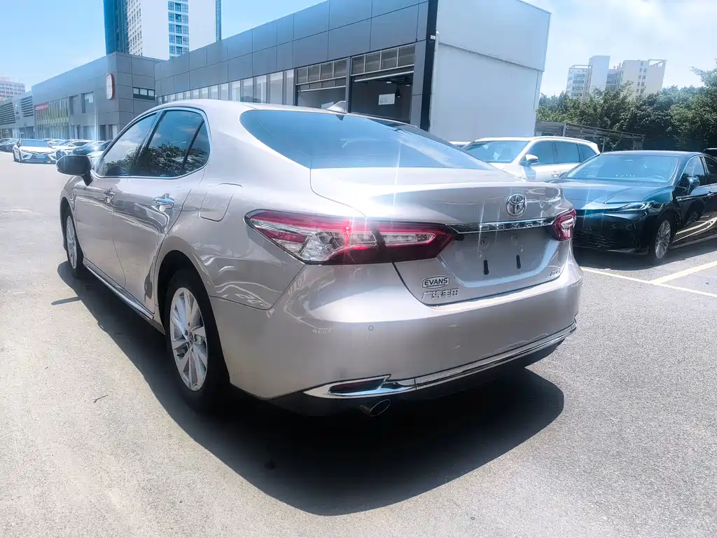 Toyota Camry 2023 — фото 7