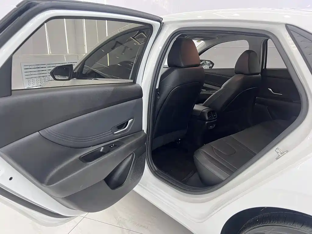 Hyundai Elantra 2023 — фото 13