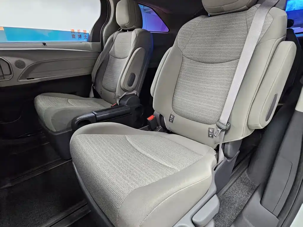 Toyota Sienna 2023 — фото 18