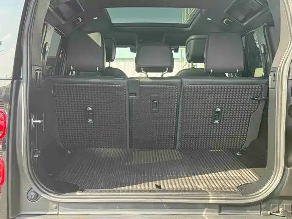 Land Rover Defender 2023