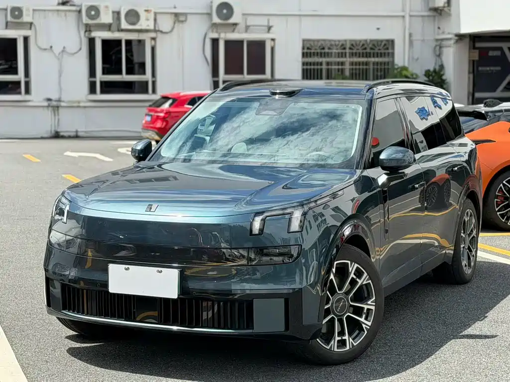 Lynk & Co 900 2025