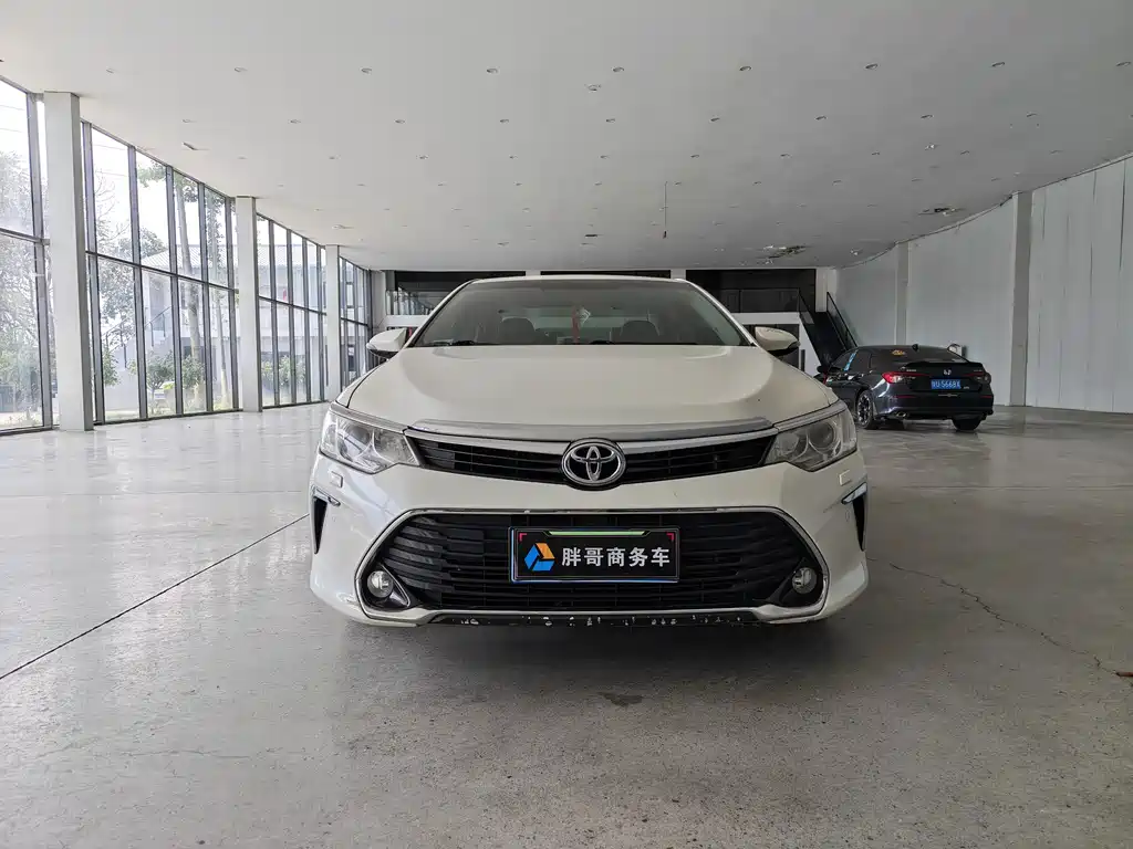 Toyota Camry 2017 — фото 2