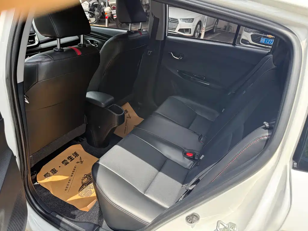 Toyota Yaris L 2022 — фото 10