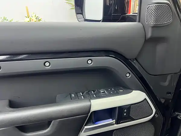 Land Rover Defender 2022