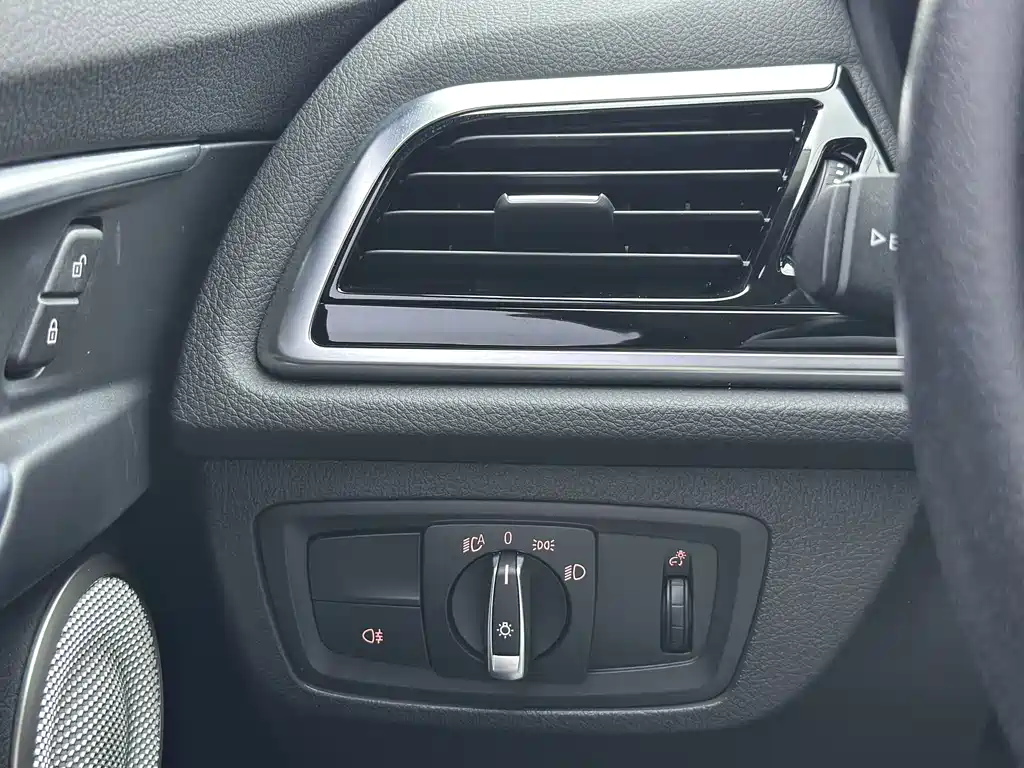 BMW 1 Series 2023 — фото 12